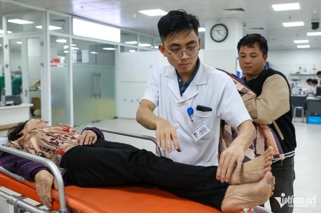 Bộ trưởng Y tế tiếp tục phản hồi về kiến nghị tăng thu nhập cho y, bác sĩ